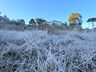 Cidade mais fria do Brasil tem termômetros abaixo de 0°C e campos “congelam” na Serra de SC