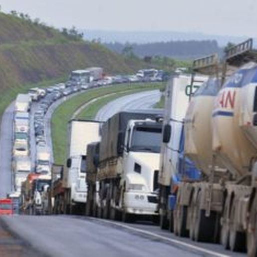 Governo inclui caminhoneiros em grupo prioritário para vacinação