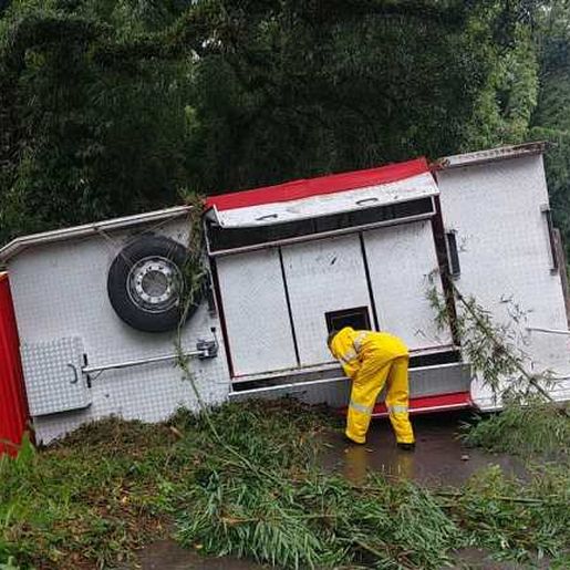 Caminhão dos Bombeiros tomba a caminho de ocorrência em Santa Catarina