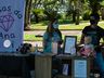 Artesãos  realizam feira na área coberta da Praça Walnir Bottaro Daniel