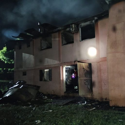 Casa é destruída por incêndio em Princesa