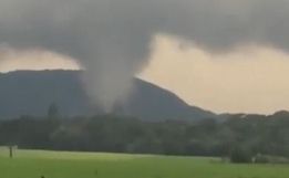 Vídeo mostra momento em que tornado toca o chão em SC