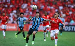 Em jogo polêmico, Inter vira no final e vence Grenal no Beira-Rio