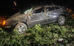 Saída de pista seguida de capotamento deixa quatro feridos na SC-160, em Campo Erê