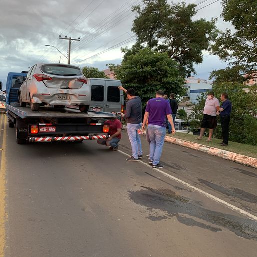 Engavetamento envolvendo van e três carros deixa mulher ferida em SMOeste