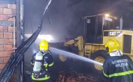 Incêndio em indústria mobiliza bombeiros por dez horas 