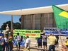 Bolsonaro anda a cavalo para cumprimentar apoiadores em Brasília
