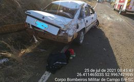 Capotamento deixa dois feridos na SC-305