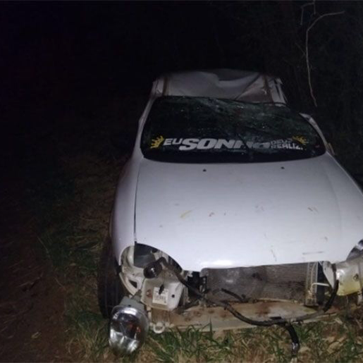 Carro com cinco ocupantes capota na SC-305 em São Lourenço do Oeste