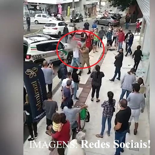 VÍDEO: homem tenta atropelar ex e invade salão de beleza com carro em SC
