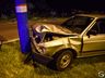 VÍDEO: Condutor colide com o carro em caminhão e depois em poste