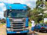 Grupo de amigos se solidariza e distribui almoço para caminhoneiros 