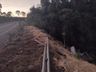 Caminhão carregado de arroz sai da pista e cai em ribanceira em Romelândia