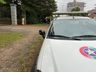Mulher se confunde, colide em veículo estacionado e invade calçada em SMOeste