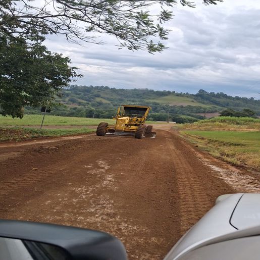 Itapiranga realiza trabalho extra de manutenção de estradas 