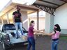 Grupo de voluntários realiza entrega de cestas de páscoa