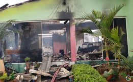 Incêndio destrói residência em Belmonte; família promove campanha