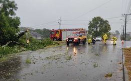 Temporal alaga ruas, destelha casas e causa estragos no Extremo-Oeste