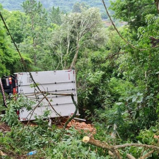Criança morre após caminhão de Chapecó tombar na BR-282 em Joaçaba 