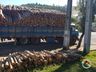 Caminhão carregado de madeira quebra no centro de Itapiranga