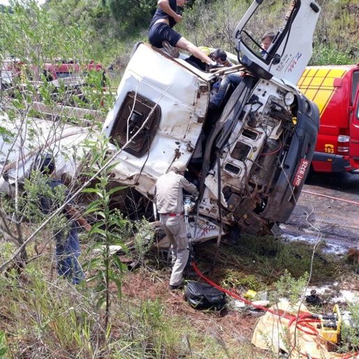 Tombamento envolvendo caminhão da região deixa um morto e dois feridos no Paraná
