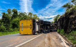 Caminhão dos Correios tomba na BR-282; assista ao vídeo
