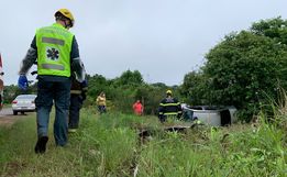 VÍDEO: Motorista sai da pista e colide em árvore após desviar de buraco na BR-163