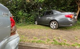 Mulher se confunde, colide em veículo estacionado e invade calçada em SMOeste