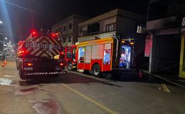 Focos de incêndio reaparecem e bombeiros retornam ao centro