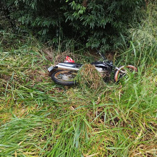 Jovens furtam moto e sofrem grave acidente