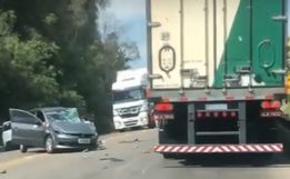 Duas pessoas ficam presas às ferragens em grave acidente na BR-282