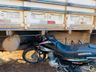 Jovem sofre ferimentos em colisão lateral de moto e caminhão