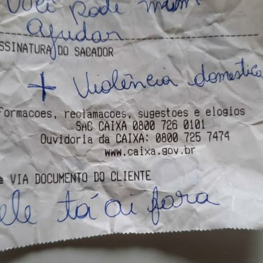Vítima de violência doméstica escreve bilhete com pedido socorro 