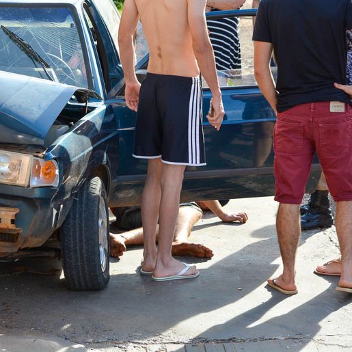 VÍDEO: condutor embriagado bate em três carros estacionados e em residência 