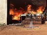 Vídeo: Incêndio em galpão leva oito horas para ser apagado 