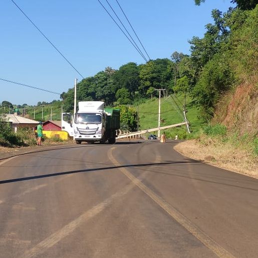 Condutor  sofre mal súbito e colide em poste de energia no centro de Tunápolis