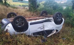 Capotamento de veículo acaba com dois feridos na PR-158