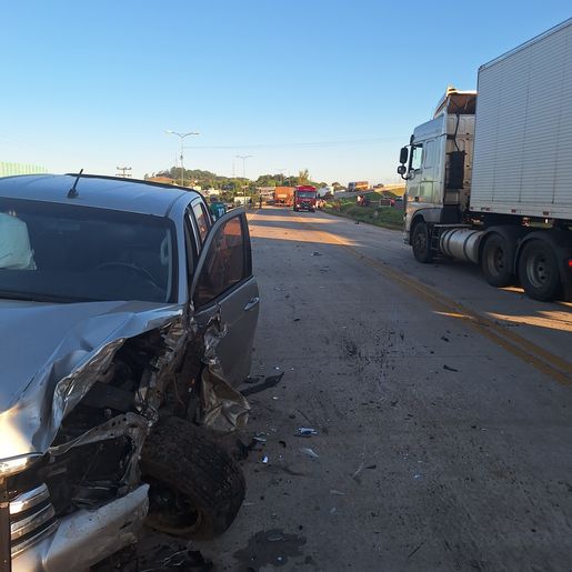 Colisão frontal entre caminhonetes e carreta deixa um ferido na BR-163, em São José do Cedro