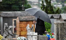 Mesmo com chuva, Dia de Finados tem boa movimentação de público