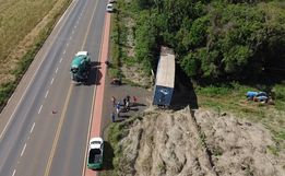 Caminhão sai da pista, bate contra árvore e motorista morre em Chapecó