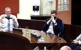 VÍDEO: Prêmios de rifa fazem vereadores caírem na gargalhada durante sessão em SC