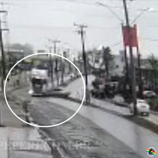Vídeo mostra momento em que motorista bate de frente com carreta na Willy Barth