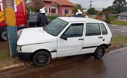 Condutor colide carro em poste no centro de Campo Erê 