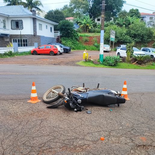Motociclista fica ferido em colisão com carro no centro de Iporã do Oeste