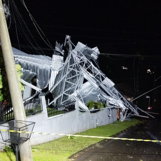 Chuvas fortes causam queda de árvore e destelhamento no Oeste