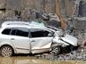Motorista morre após veículo cair 30 metros em uma pedreira
