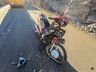 VÍDEO: Carreta passa por cima de moto e motociclista fica levemente ferido