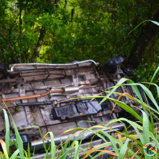 Van com 14 ocupantes sai da pista, cai em barranco e dois ficam feridos na BR-282