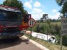 Caminhão sai da pista e tomba após colisão lateral na BR-282, em Pinhalzinho