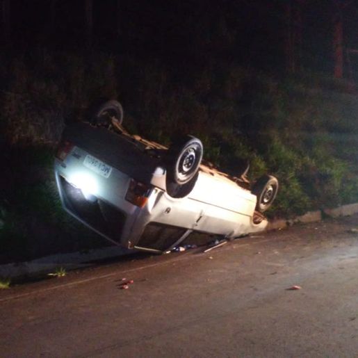 Motorista foge após capotar veículo na SC 161 em Anchieta